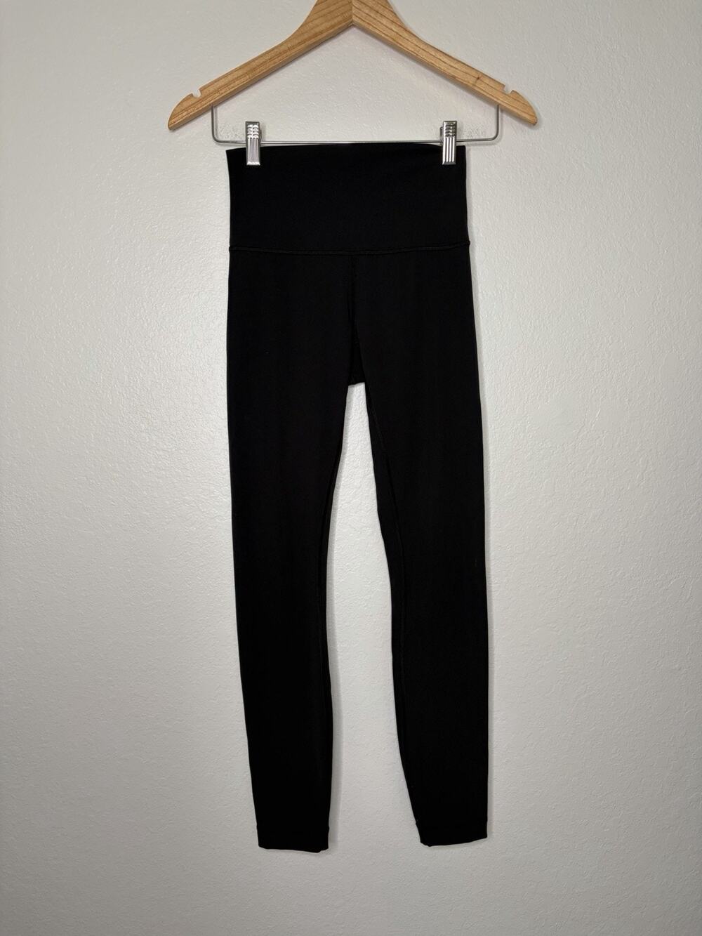 Lululemon Black Wunder Under Legging Size 2 Workout Yoga